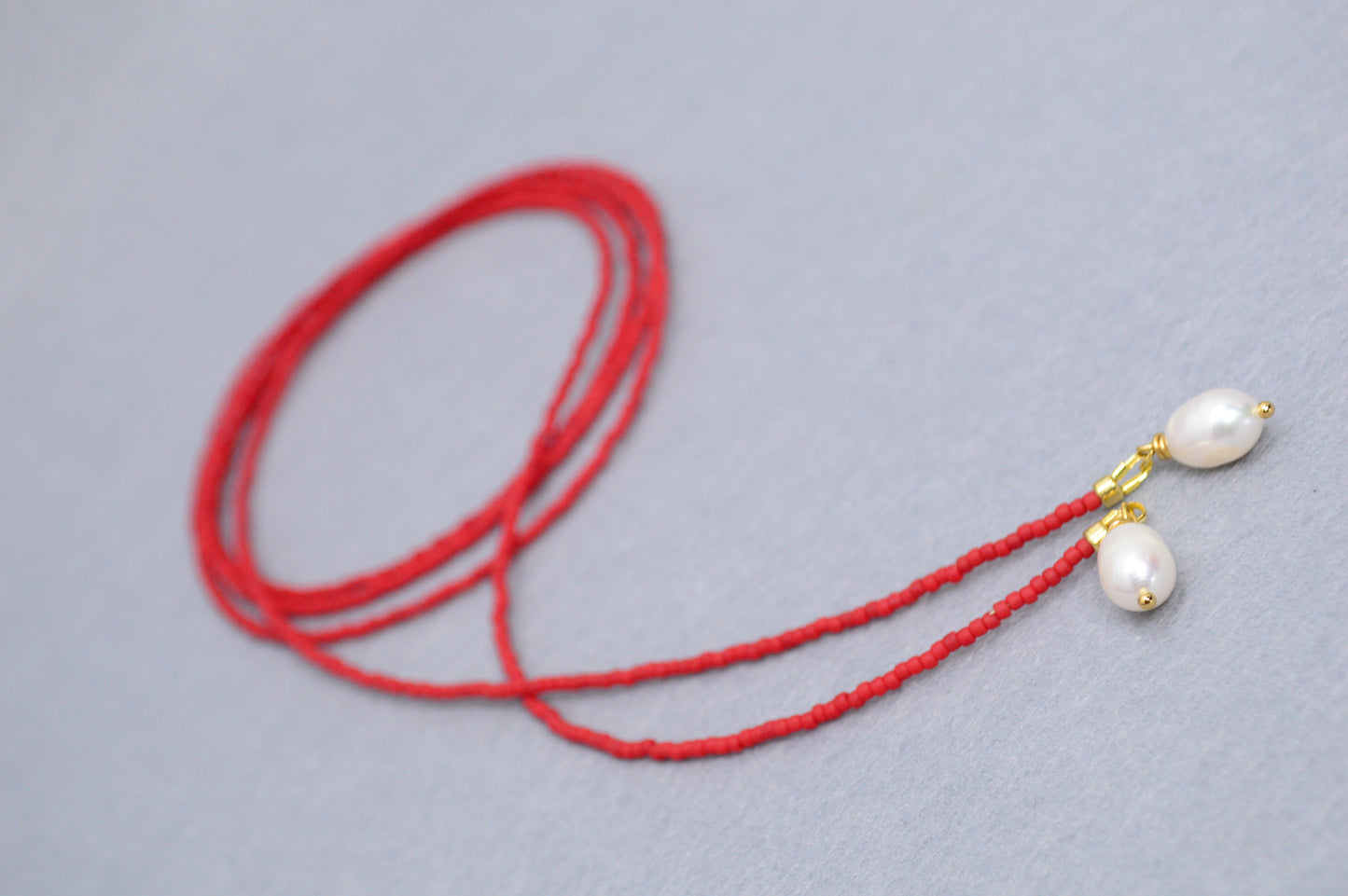 Collar lariat Poppy Red – Collar tipo lazo de cuentas rojas con perlas

