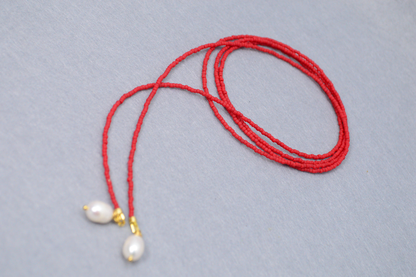 Collar lariat Poppy Red – Collar tipo lazo de cuentas rojas con perlas
