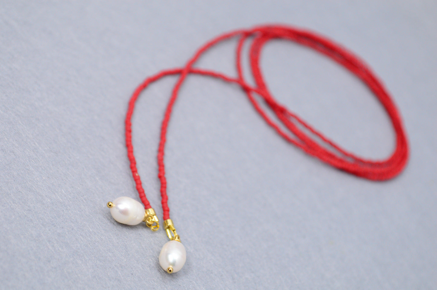 Collar lariat Poppy Red – Collar tipo lazo de cuentas rojas con perlas
