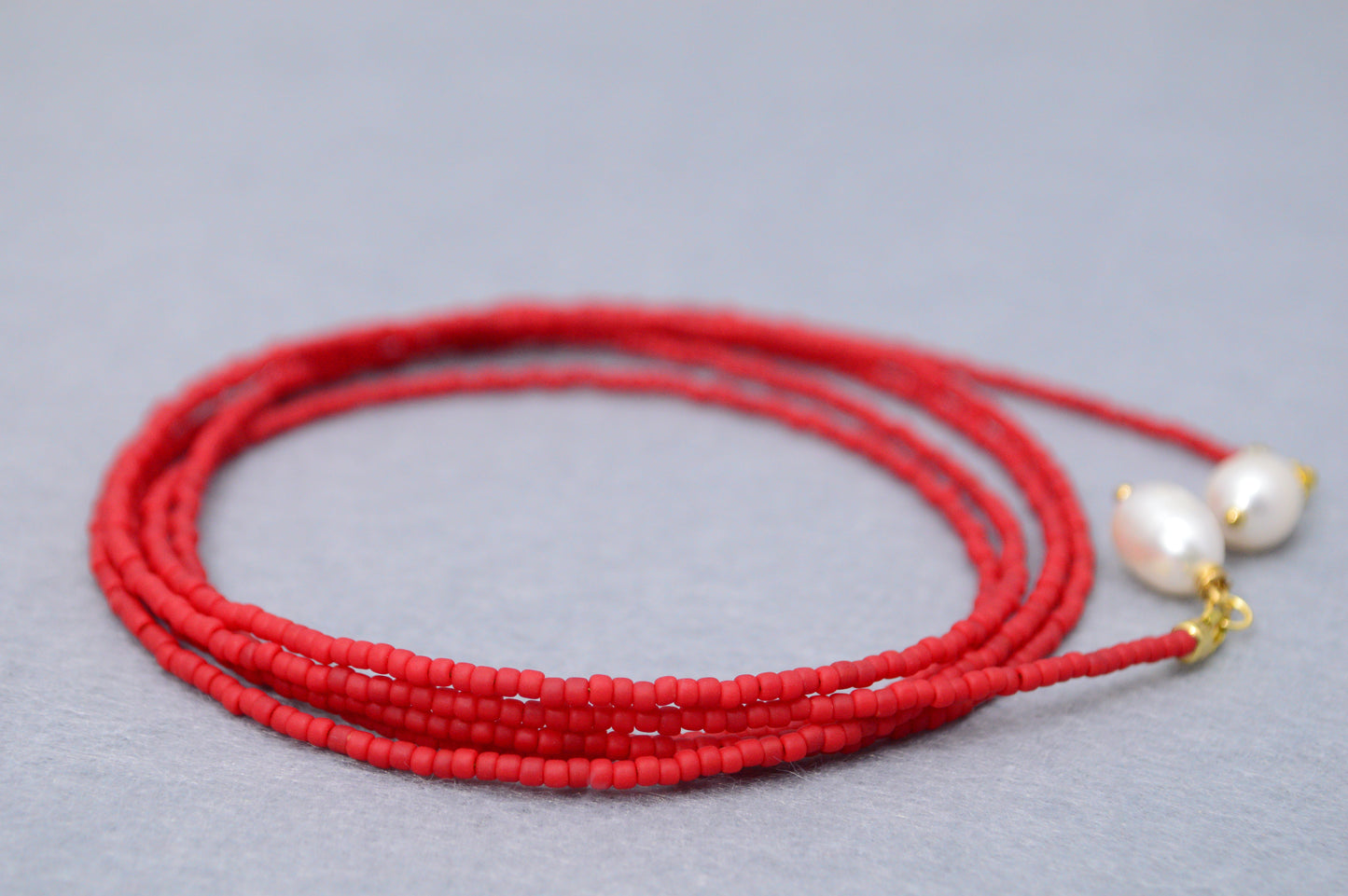 Collar lariat Poppy Red – Collar tipo lazo de cuentas rojas con perlas

