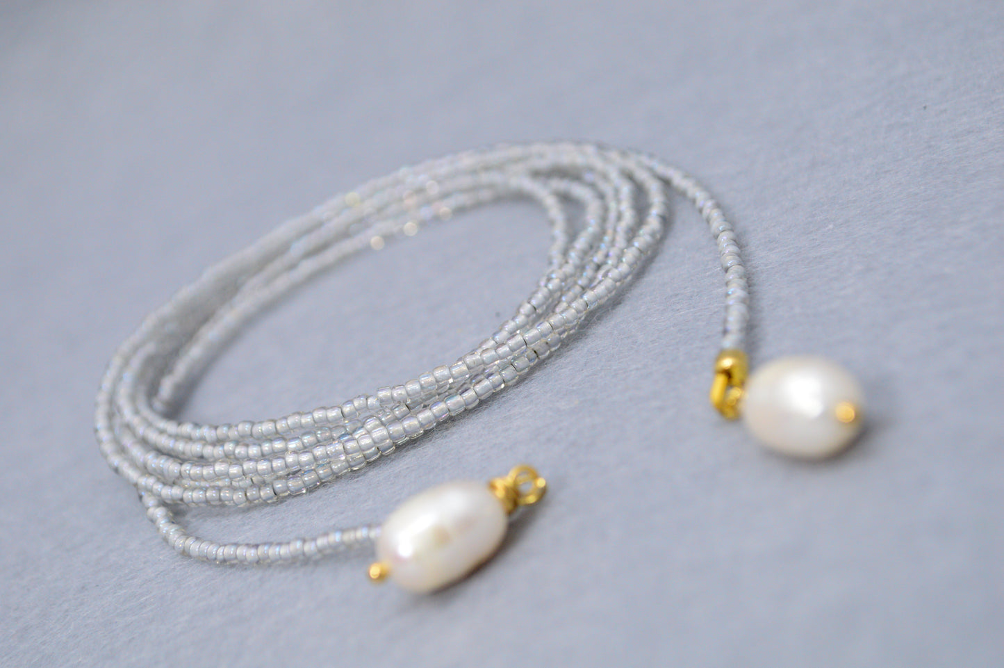 Collar lariat Silver Blue – Collar tipo lazo de cuentas iridiscentes con perlas
