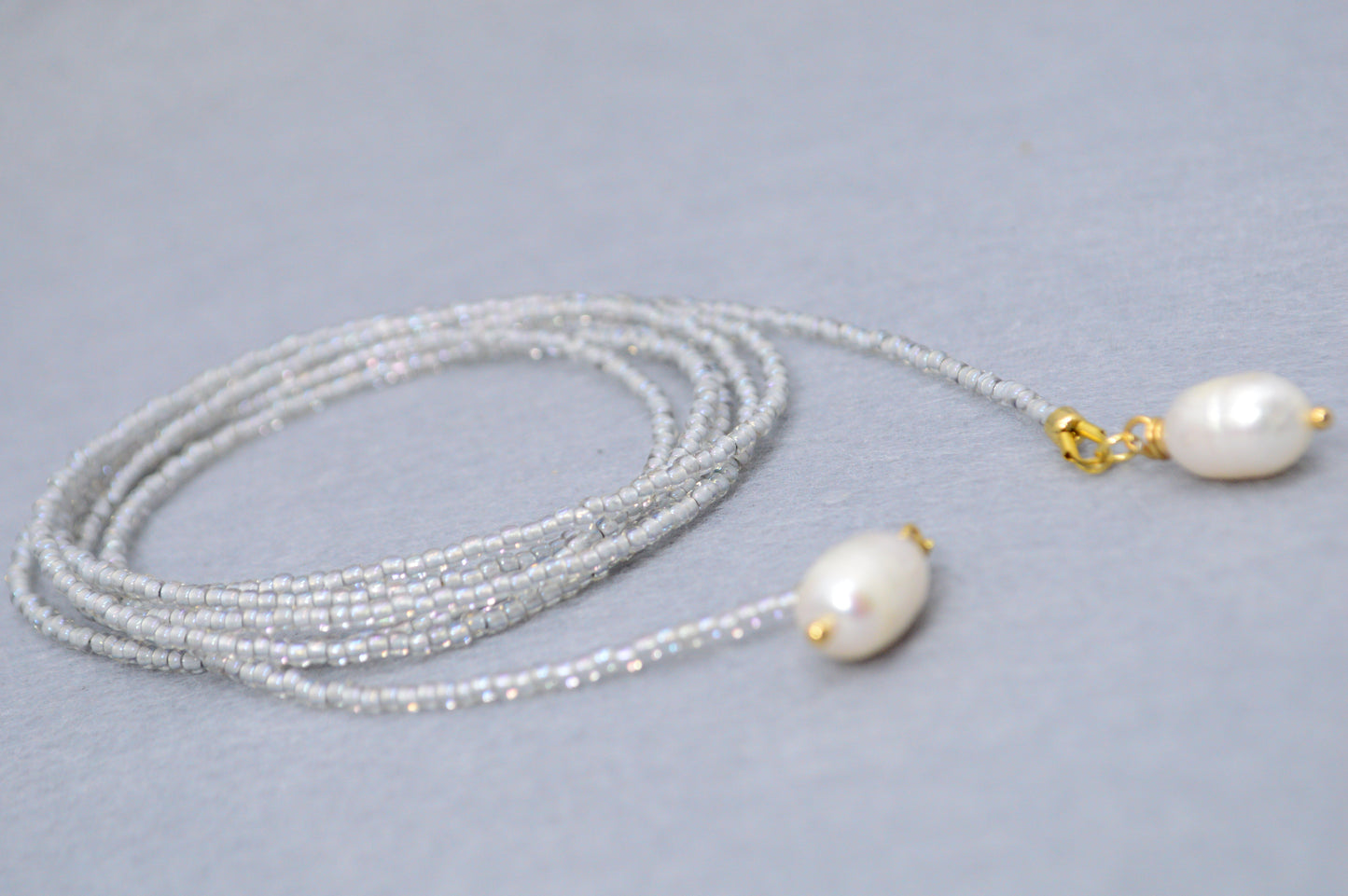 Collar lariat Silver Blue – Collar tipo lazo de cuentas iridiscentes con perlas
