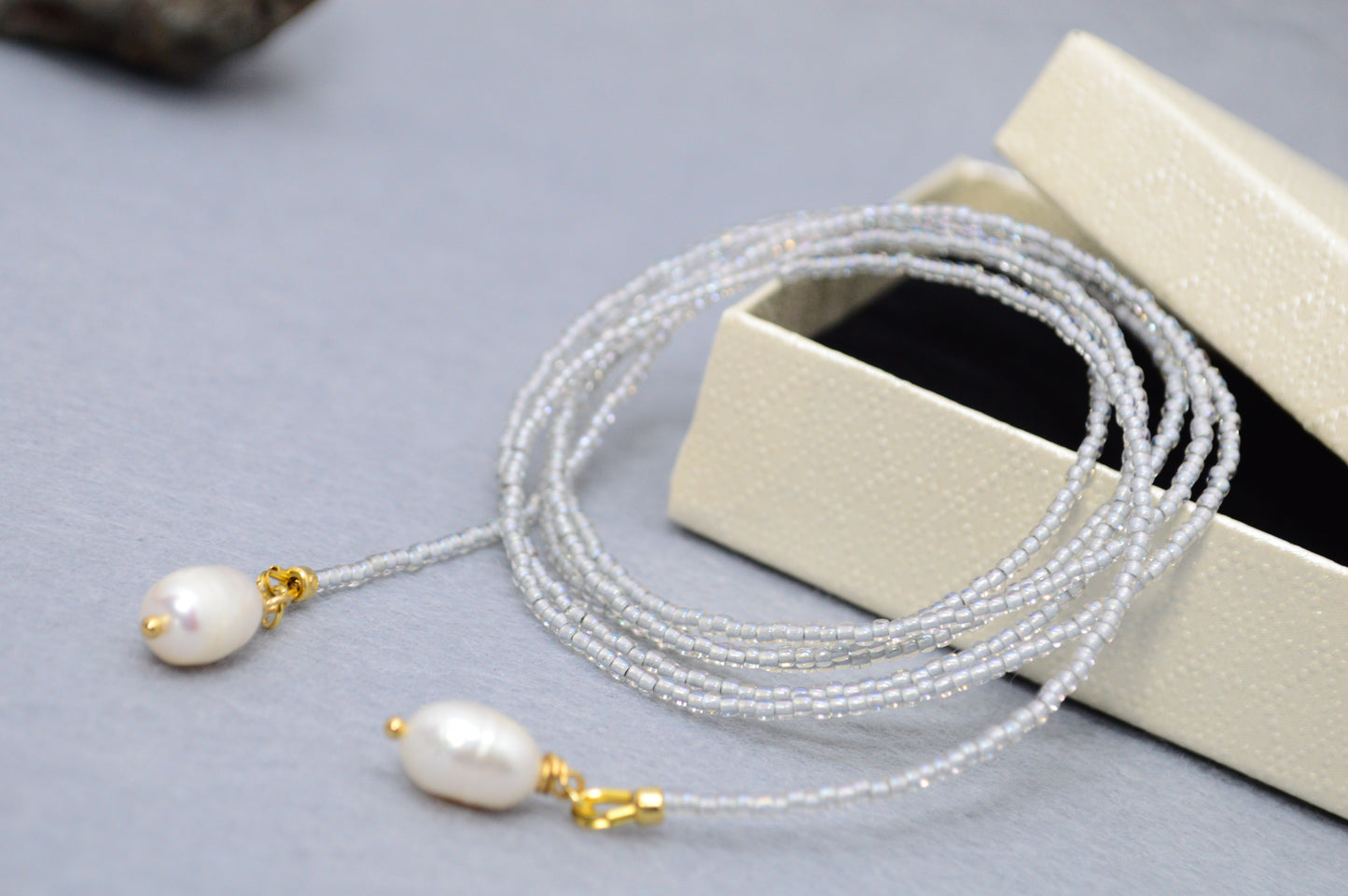 Collar lariat Silver Blue – Collar tipo lazo de cuentas iridiscentes con perlas
