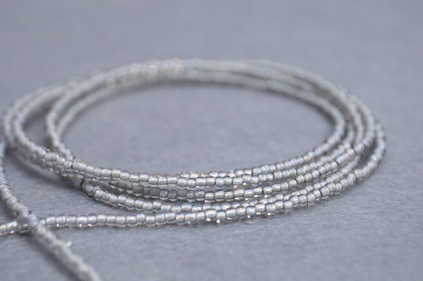 Collar lariat Silver Blue – Collar tipo lazo de cuentas iridiscentes con perlas
