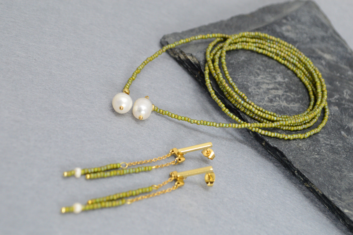 Olive Green Schmuckset – Perlen-Lariat-Halskette & Ohrringe
