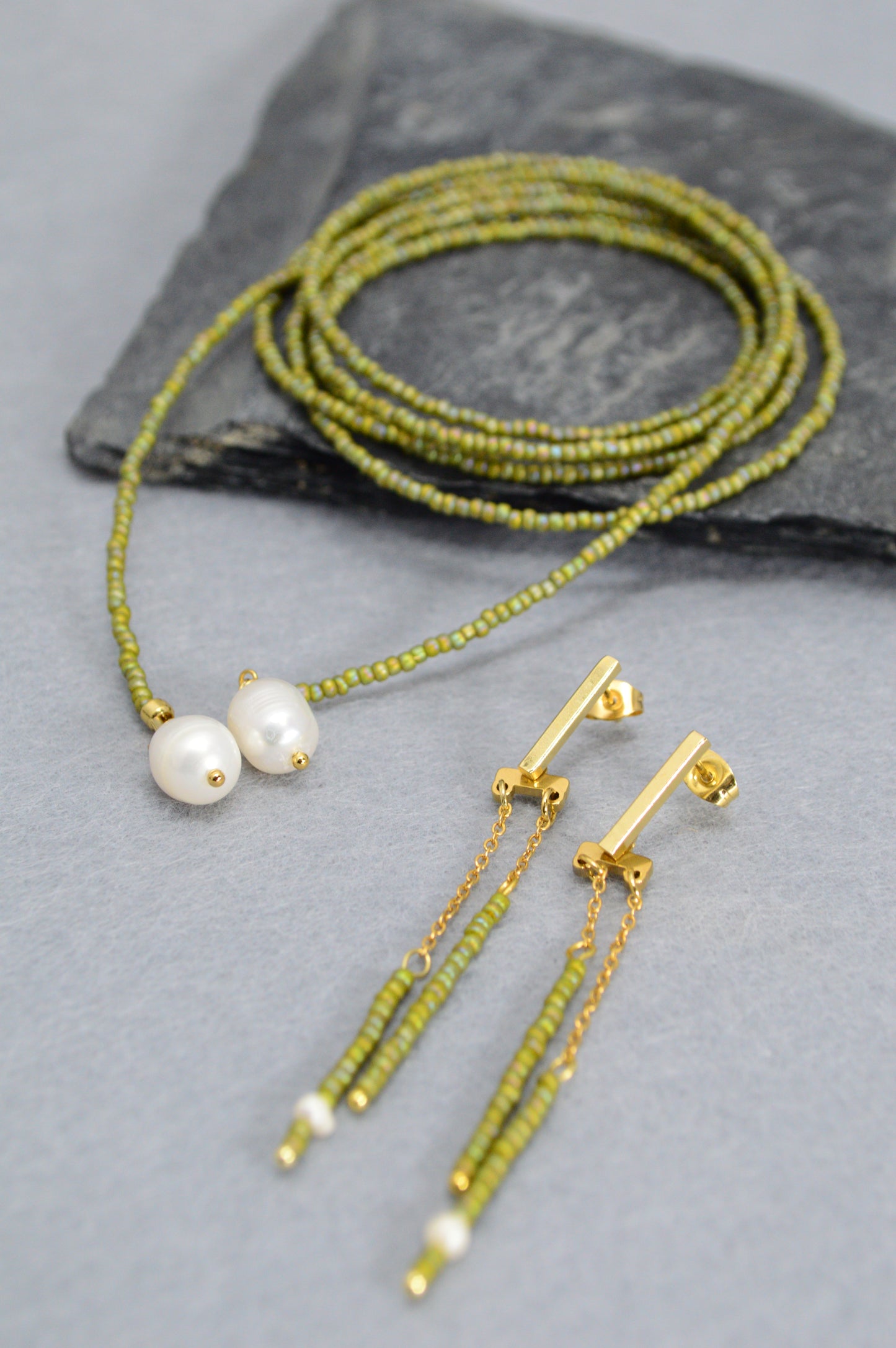 Olive Green Schmuckset – Perlen-Lariat-Halskette & Ohrringe
