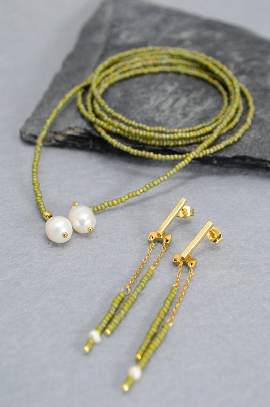 Parure Olive Green – Collier lariat en perles & boucles d’oreilles
