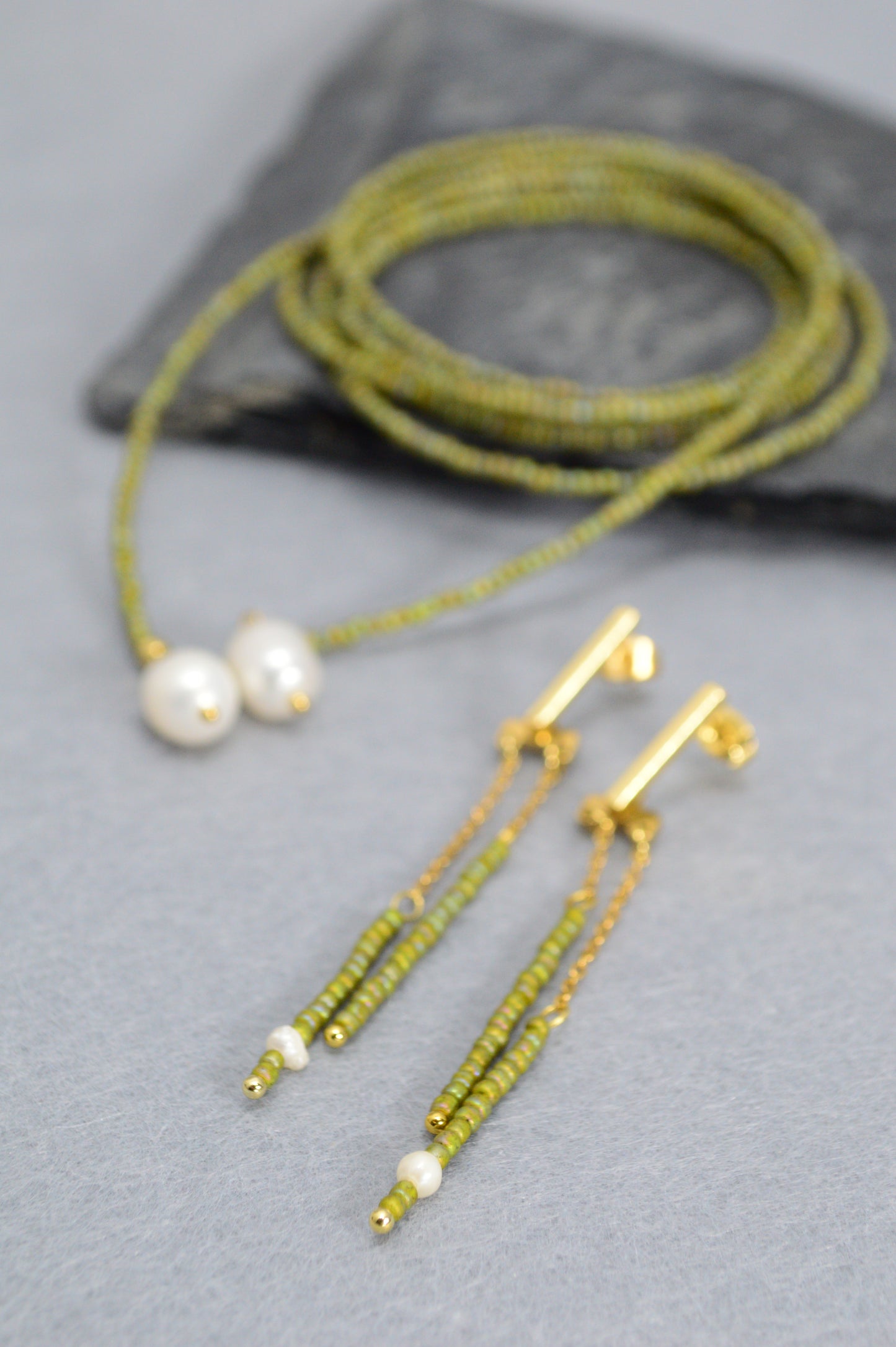 Olive Green Schmuckset – Perlen-Lariat-Halskette & Ohrringe
