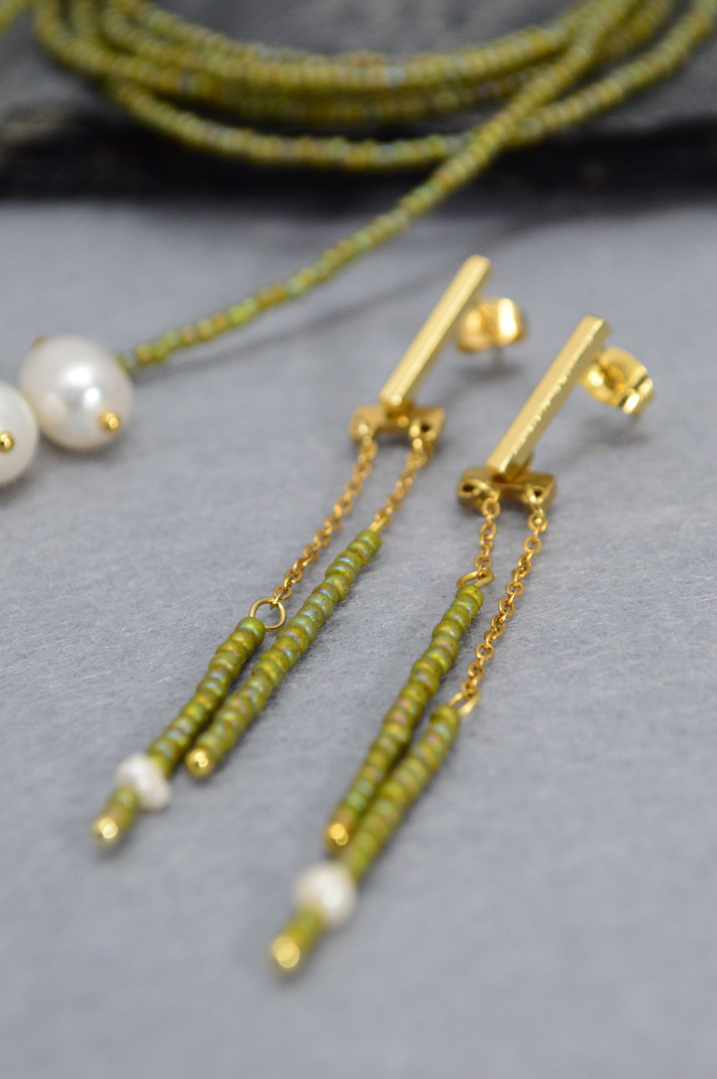 Olive Green Schmuckset – Perlen-Lariat-Halskette & Ohrringe

