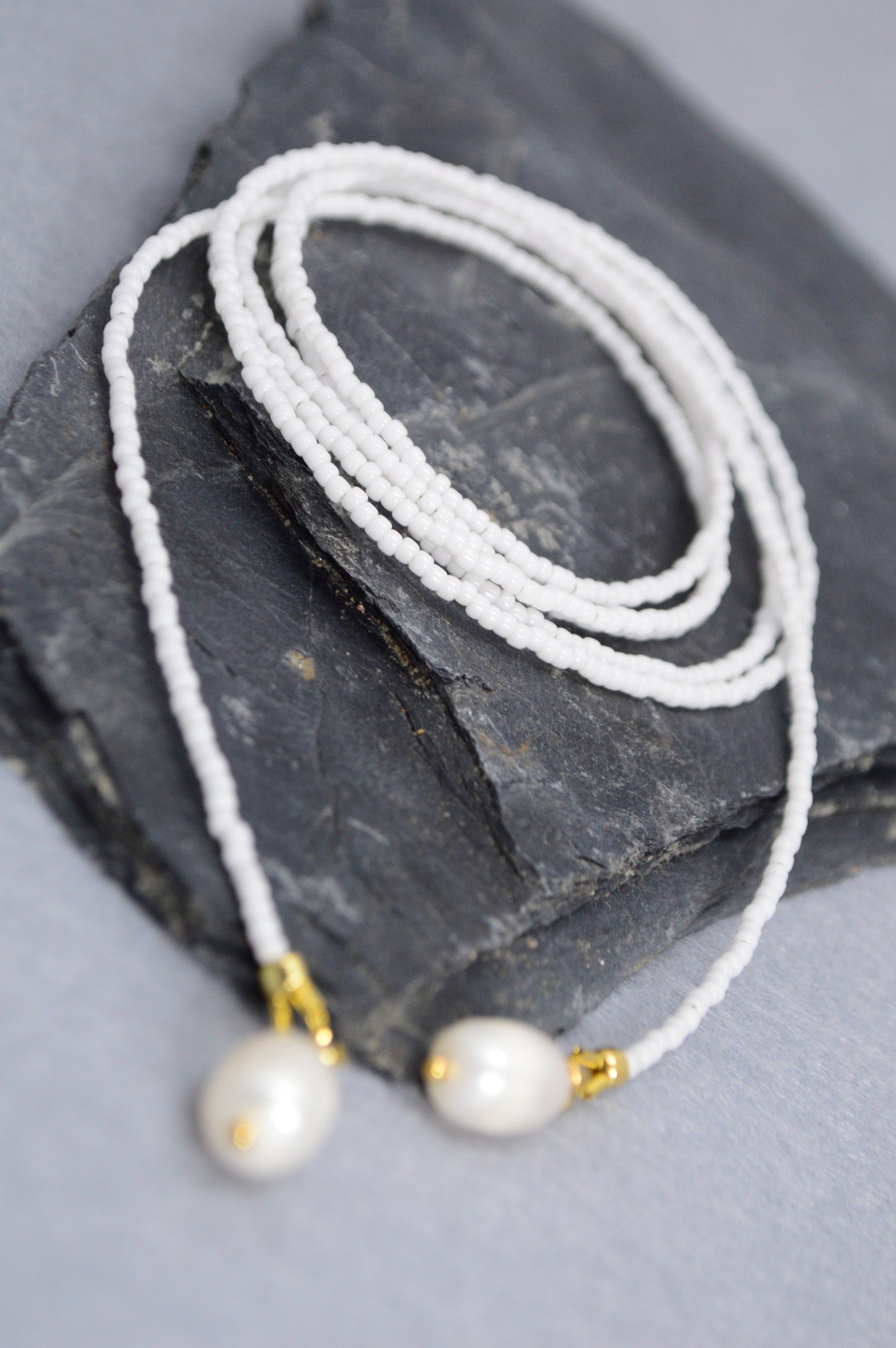 Collar lariat Snow – Collar tipo lazo de cuentas blancas con perlas
