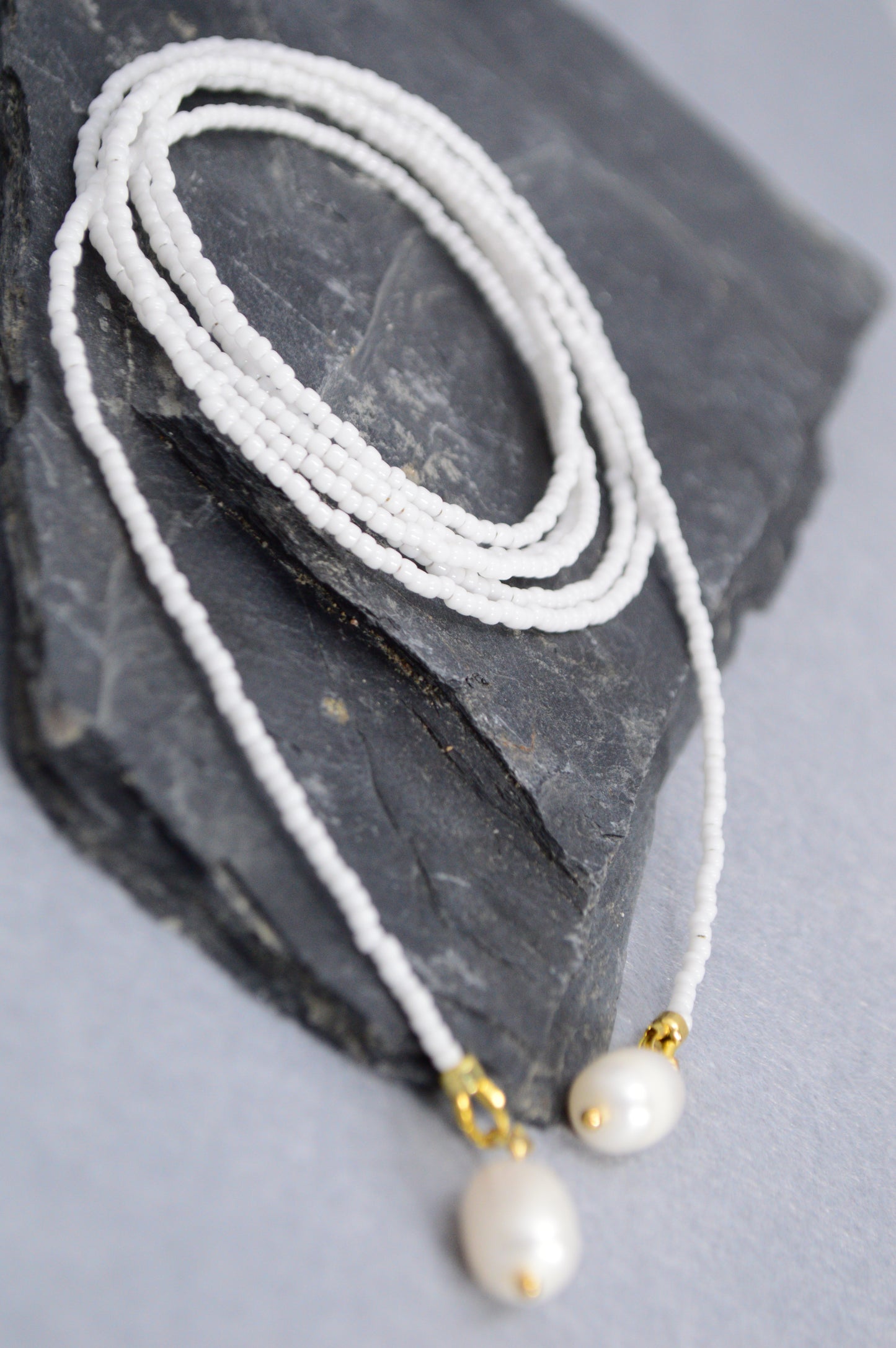Collar lariat Snow – Collar tipo lazo de cuentas blancas con perlas
