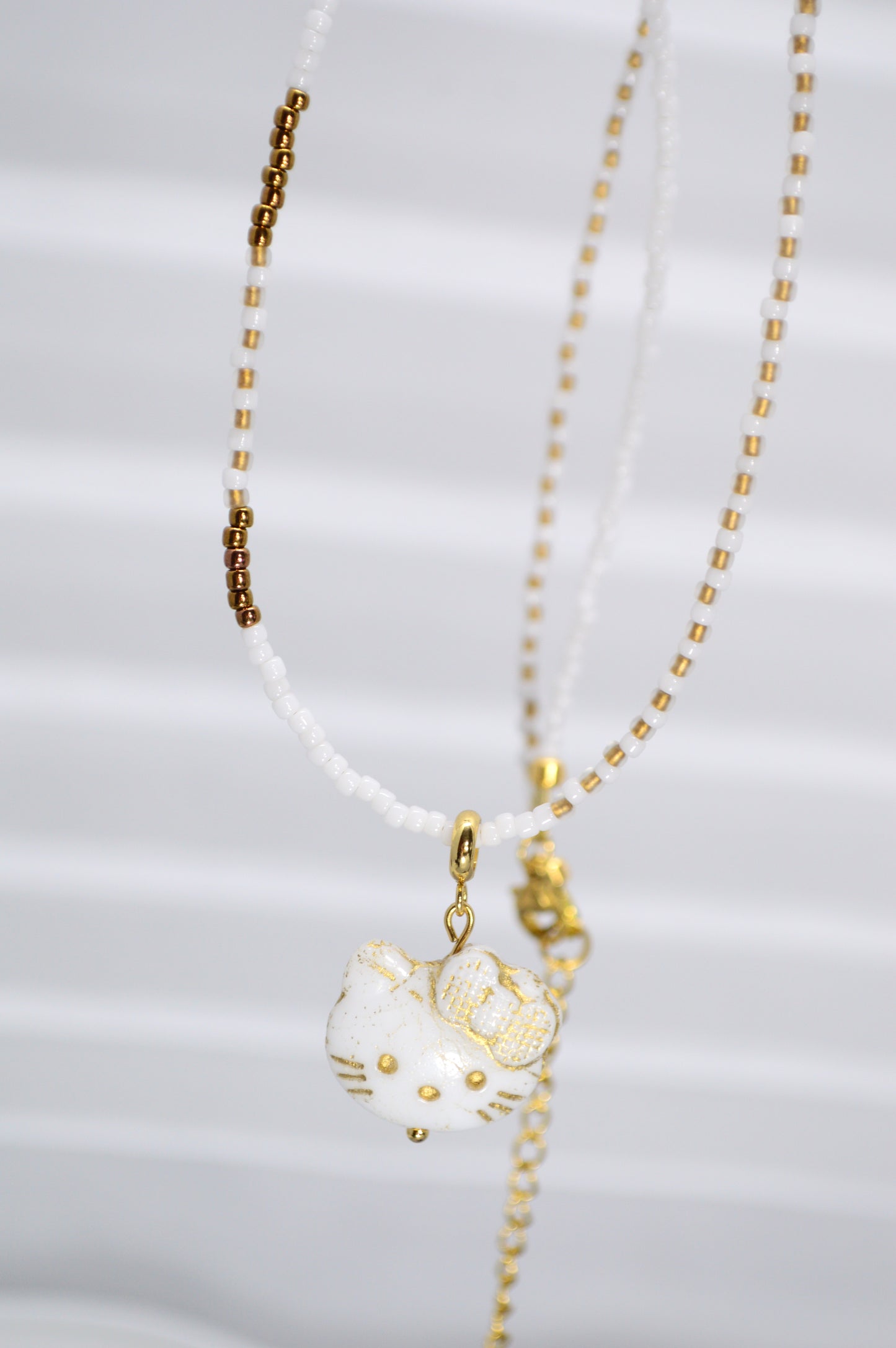 Collier avec pendentif chat – Choker en perles en 3 couleurs
