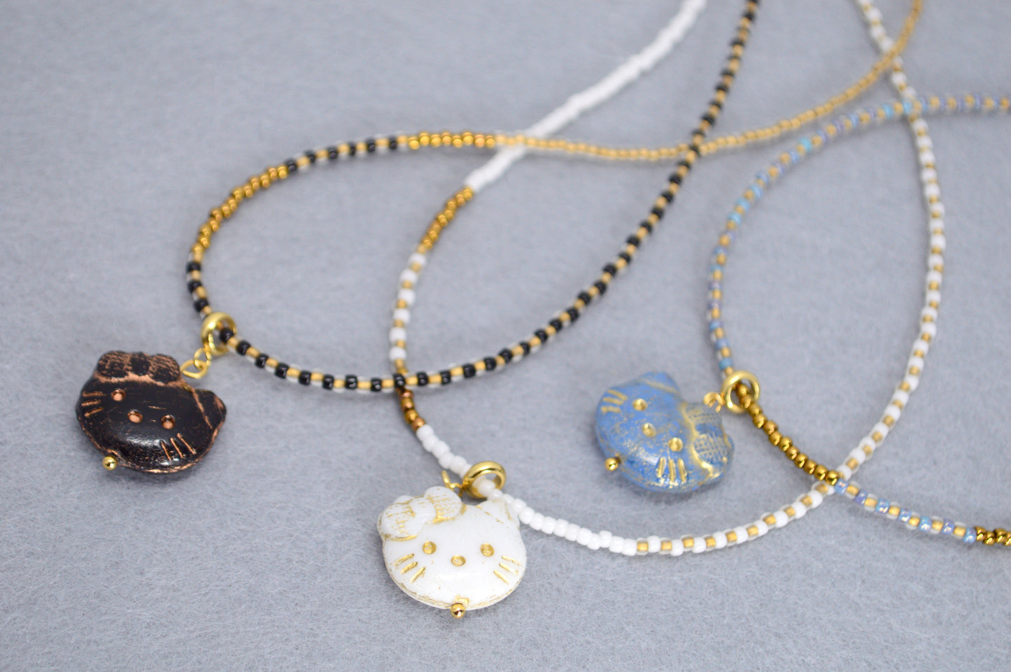 Collier avec pendentif chat – Choker en perles en 3 couleurs
