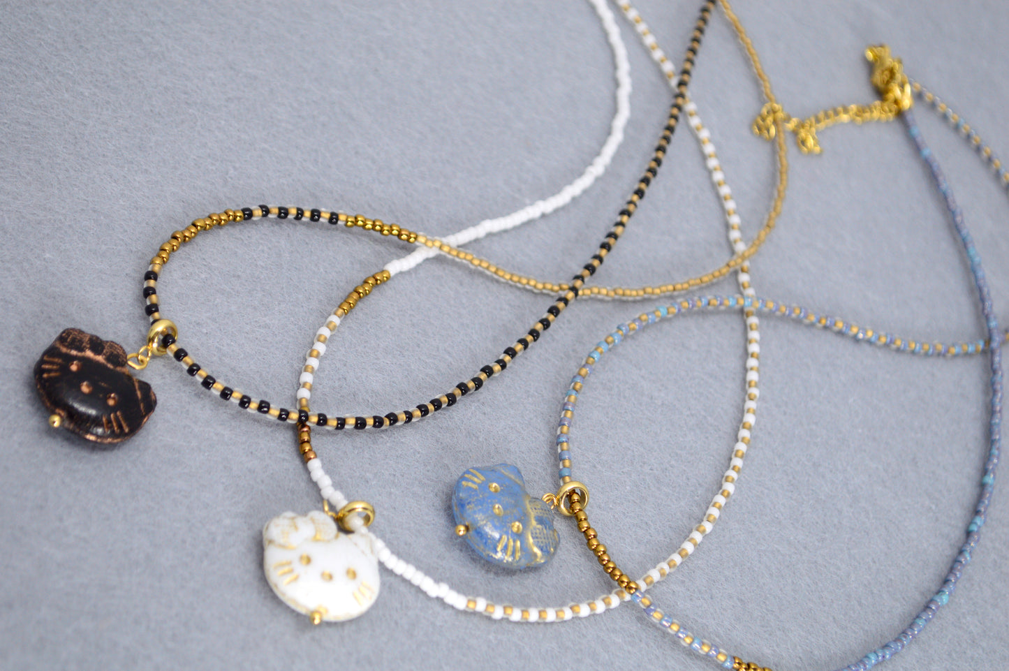 Collier avec pendentif chat – Choker en perles en 3 couleurs
