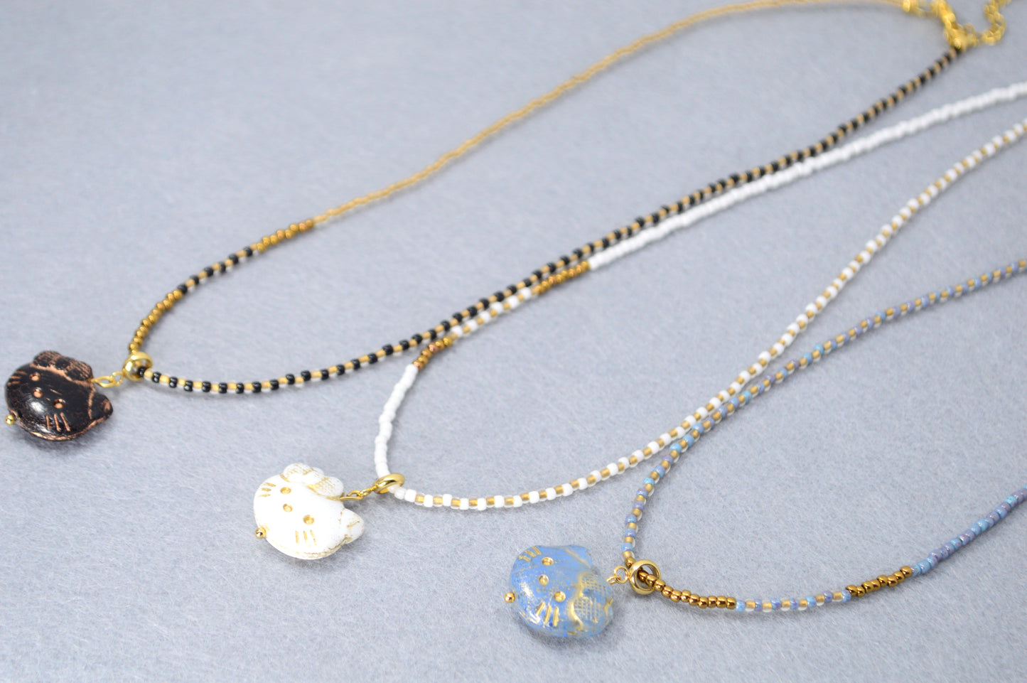 Collier avec pendentif chat – Choker en perles en 3 couleurs

