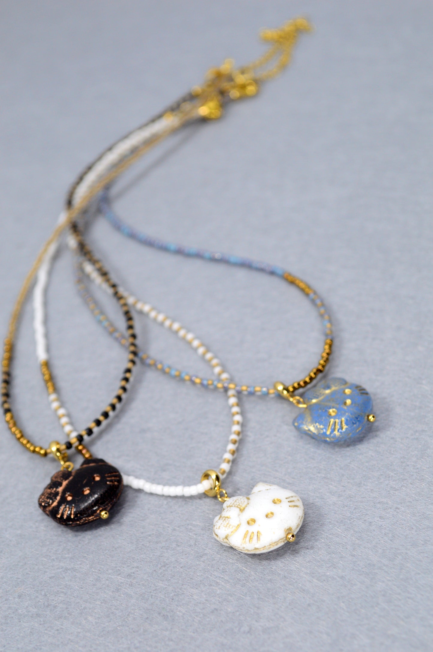 Collier avec pendentif chat – Choker en perles en 3 couleurs
