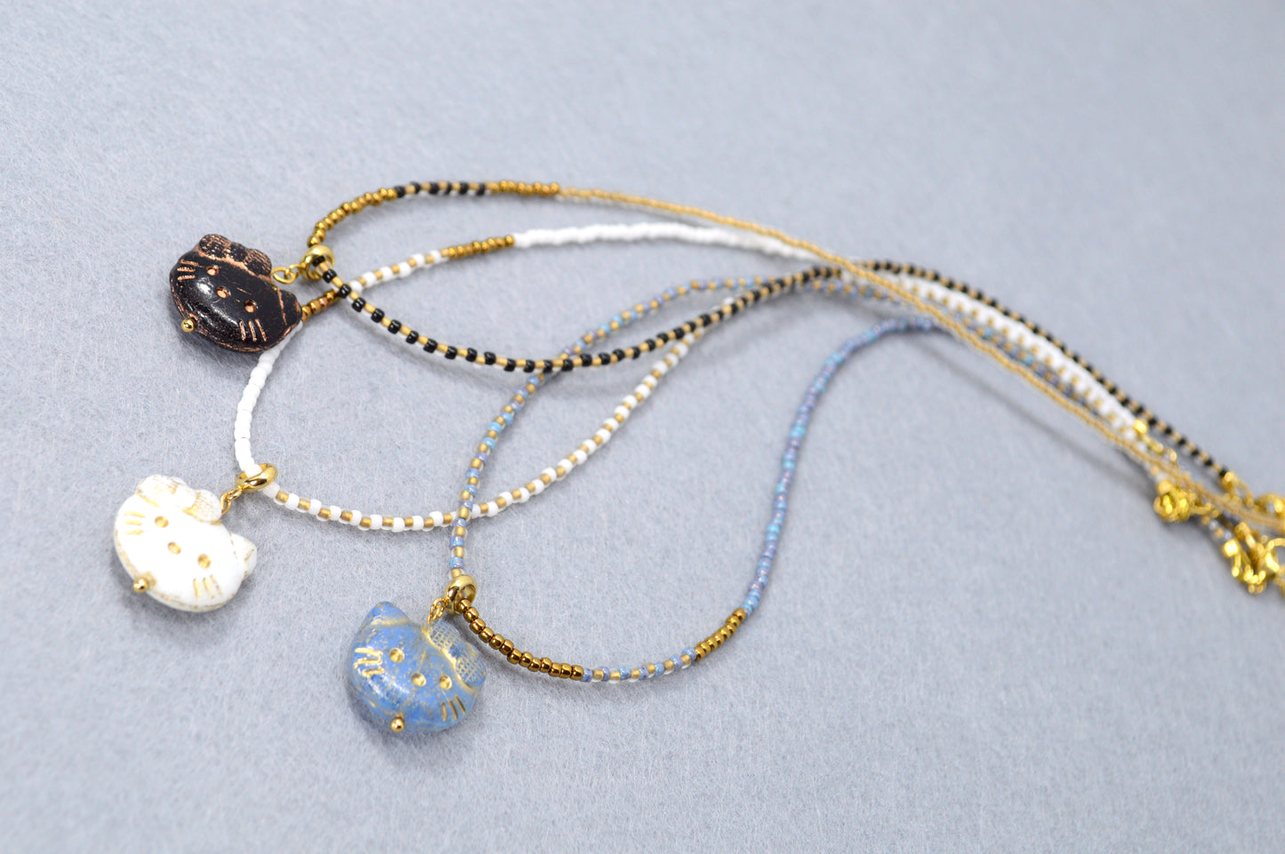 Collier avec pendentif chat – Choker en perles en 3 couleurs
