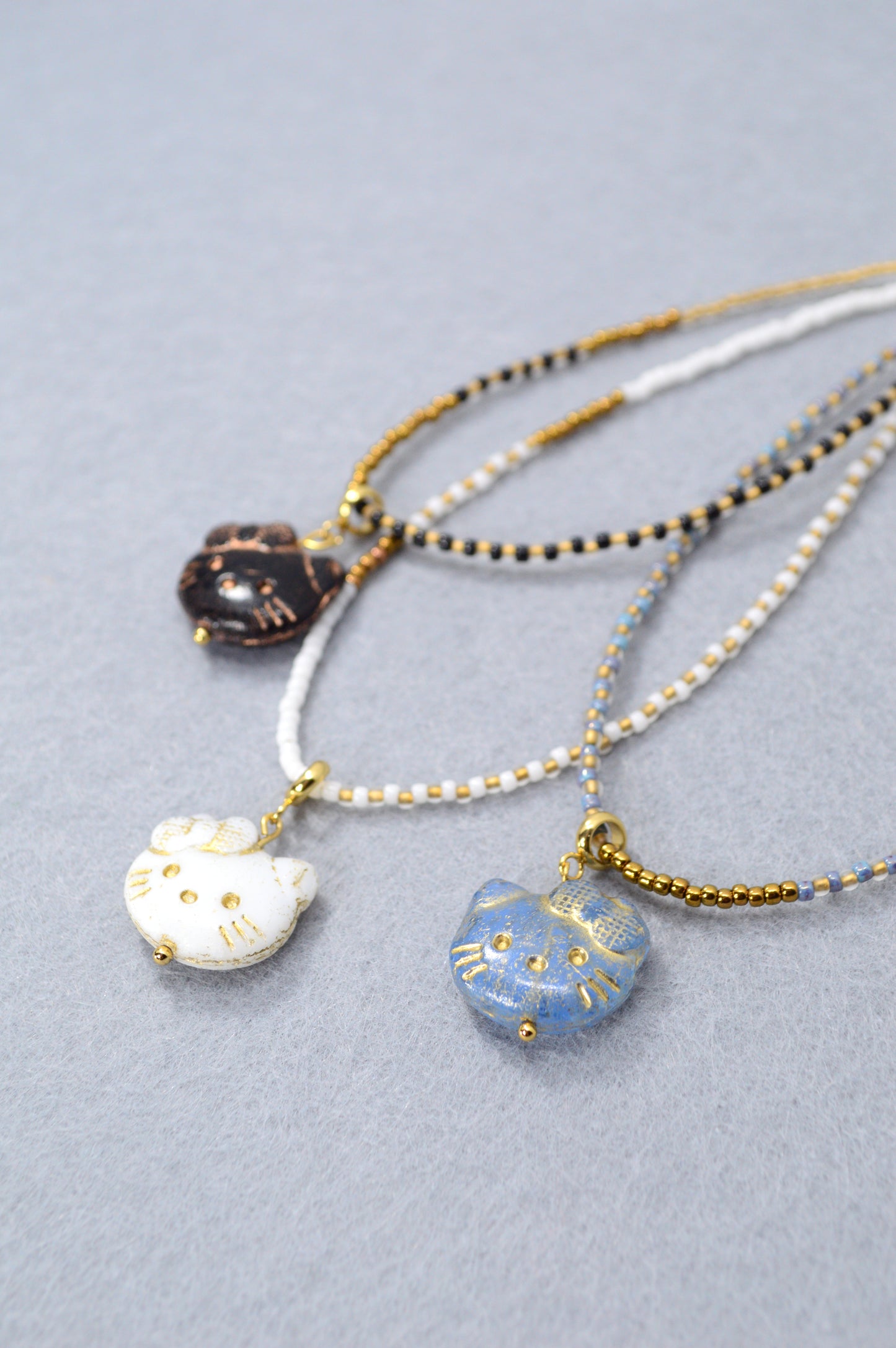 Collier avec pendentif chat – Choker en perles en 3 couleurs
