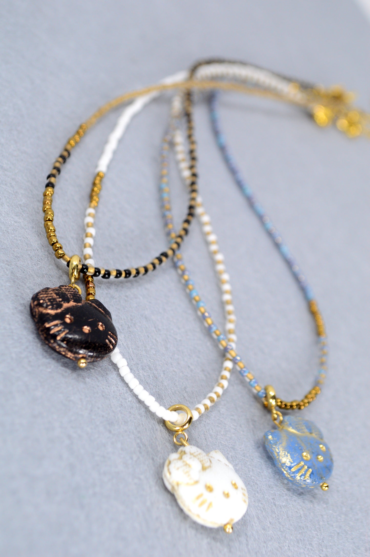 Collier avec pendentif chat – Choker en perles en 3 couleurs
