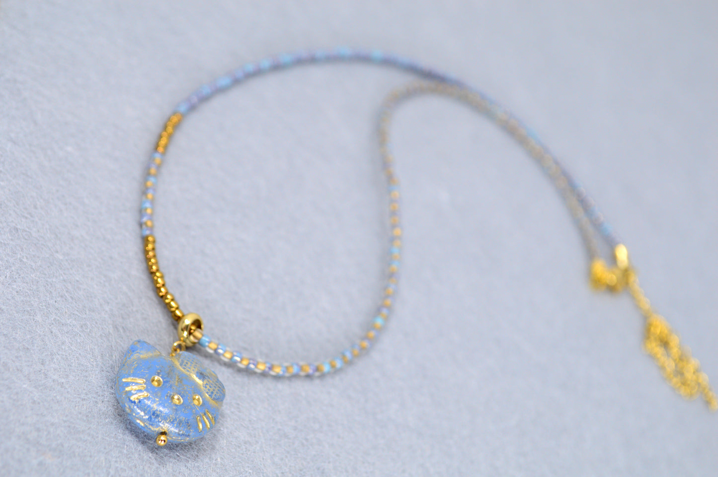 Collier avec pendentif chat – Choker en perles en 3 couleurs
