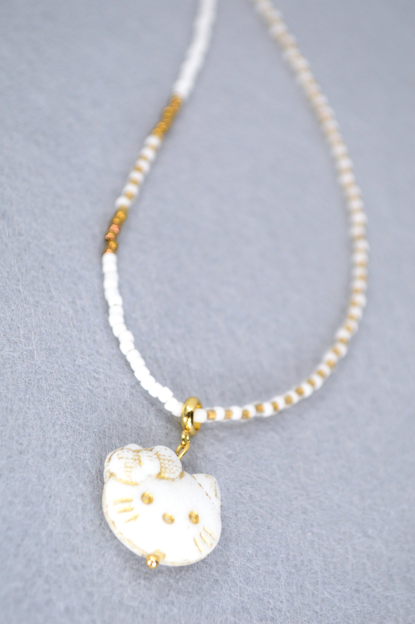Collier avec pendentif chat – Choker en perles en 3 couleurs

