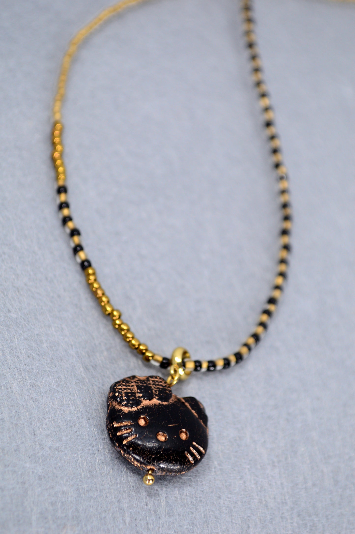 Collier avec pendentif chat – Choker en perles en 3 couleurs
