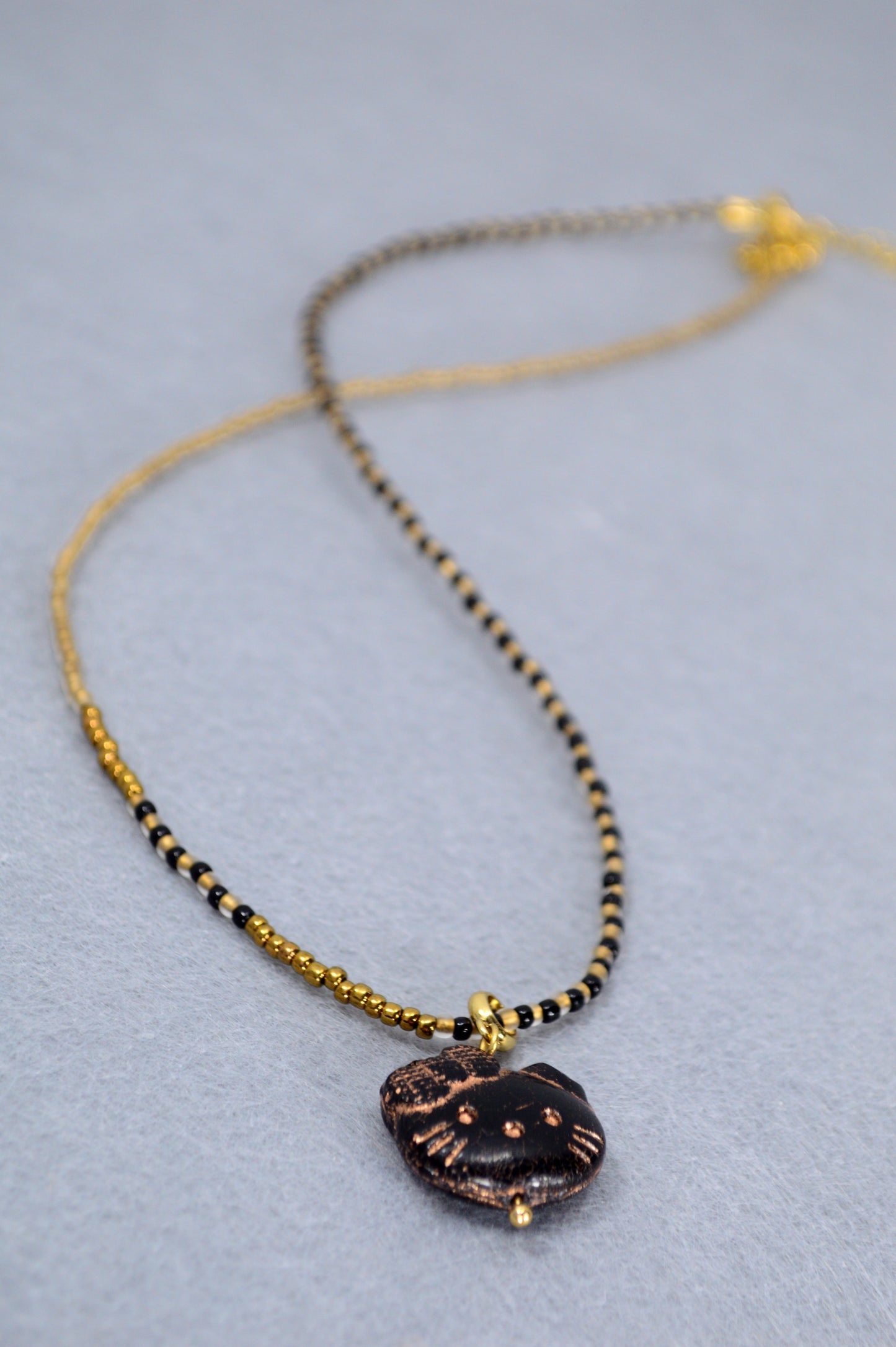 Collier avec pendentif chat – Choker en perles en 3 couleurs
