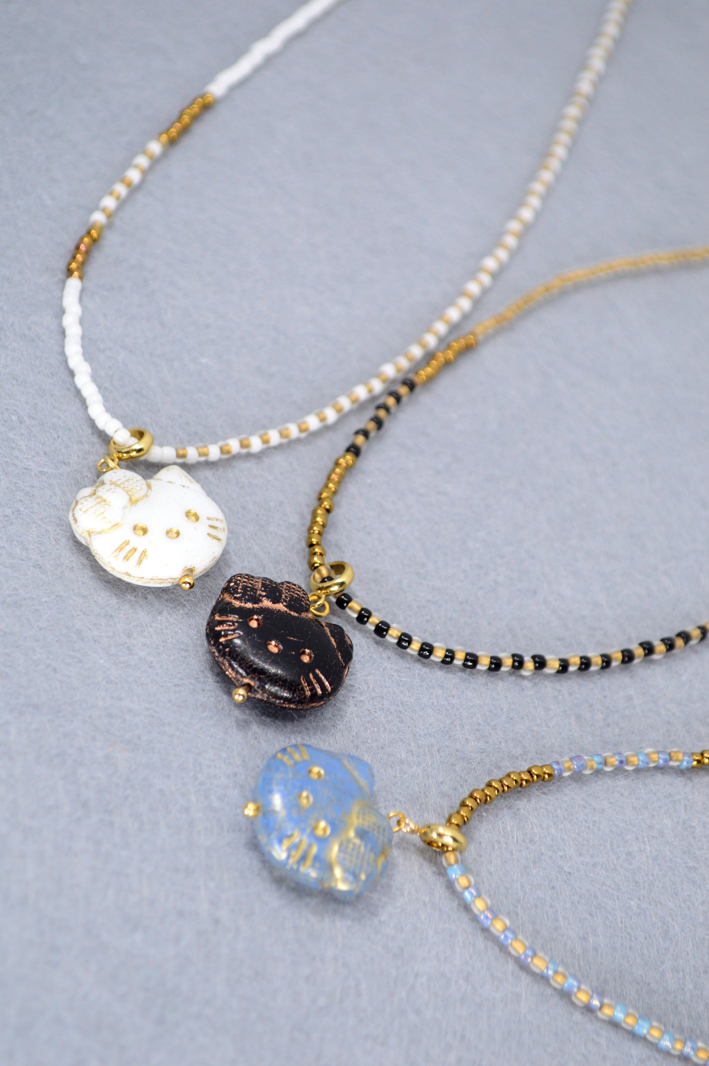 Collier avec pendentif chat – Choker en perles en 3 couleurs
