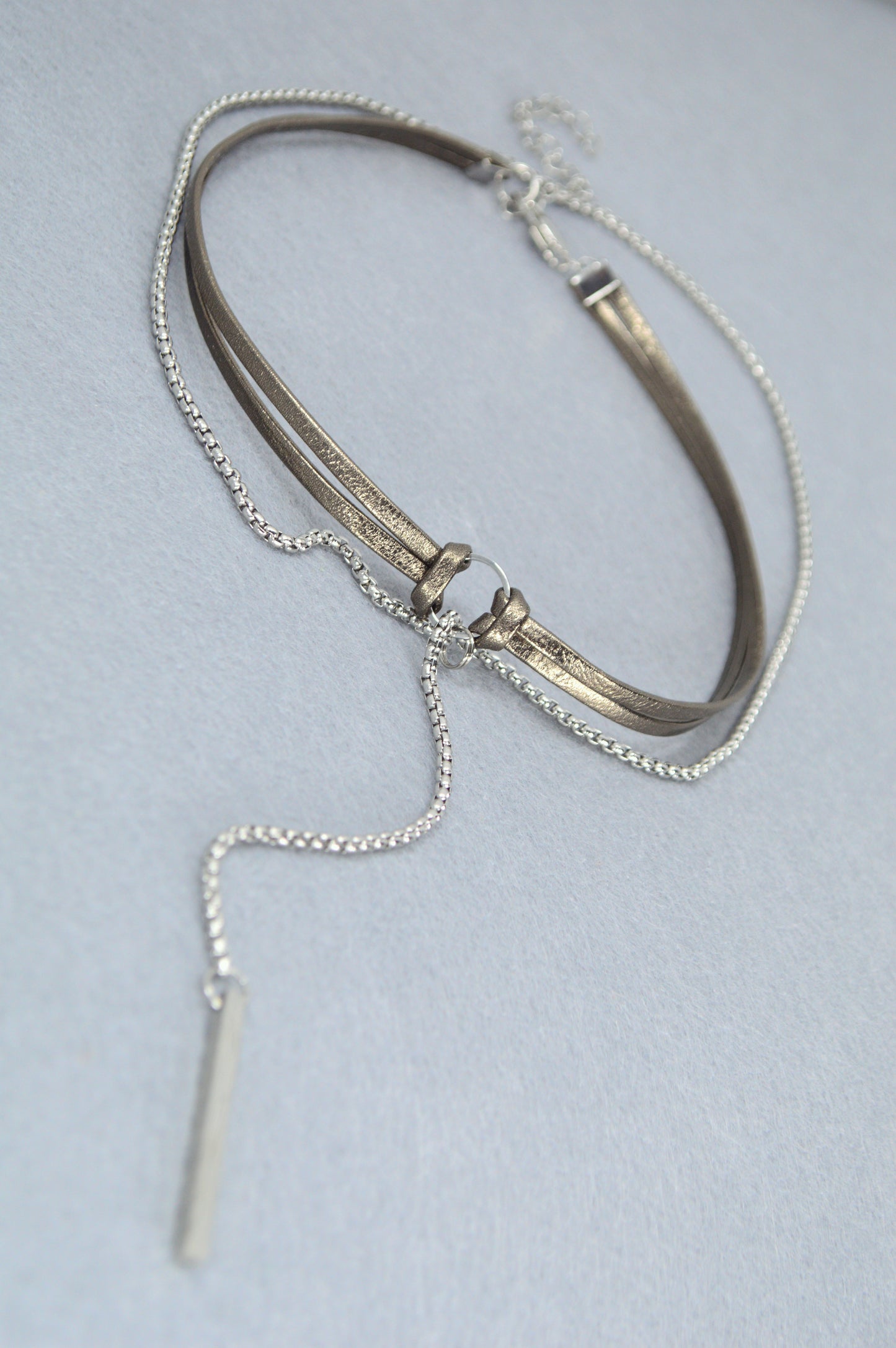 Collier cravate en cuir avec pendentif en acier inoxydable – Choker lariat en cuir marron
