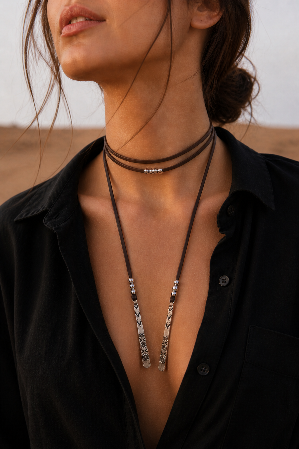 Collier Ras-du-Cou à Enrouler en Cuir Fait Main avec Embouts Métalliques – Bijou Bohème de Festival Ajustable – 3 Couleurs (Noir, Gris, Marron Foncé)
