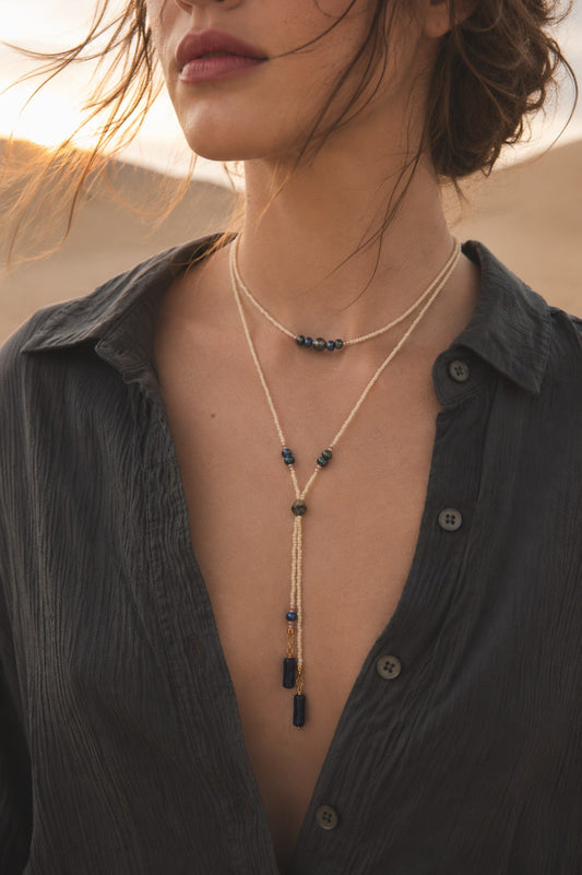 Collier lariat en rocailles crème avec perles en verre bleu saphir – Collier Y réglable
