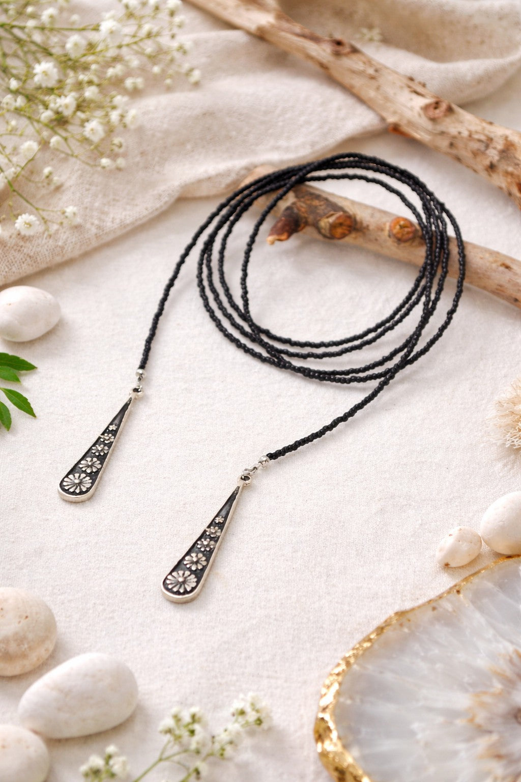 Collar lariat de cuentas negras, choker envolvente boho, collar con colgante de acero inoxidable, collar minimalista para capas, joyería estilo western, regalo para ella