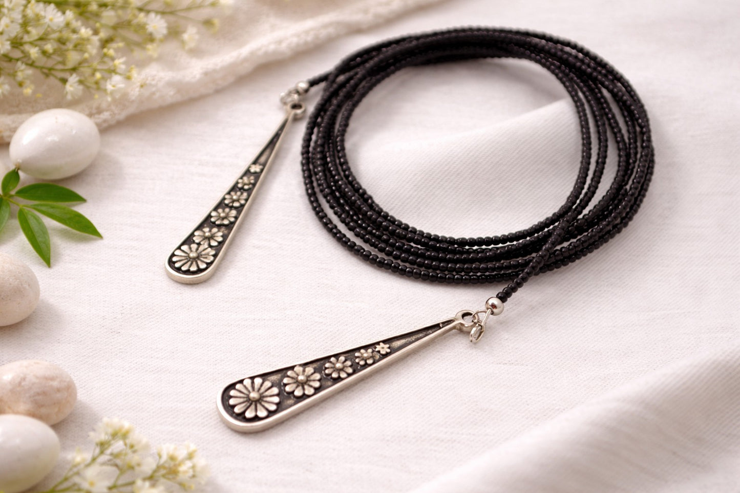 Collar lariat de cuentas negras, choker envolvente boho, collar con colgante de acero inoxidable, collar minimalista para capas, joyería estilo western, regalo para ella