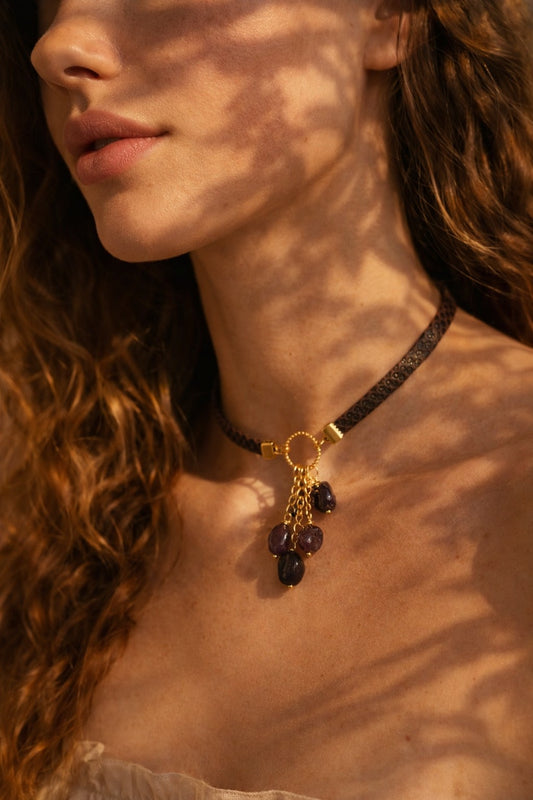Collier Ras-du-Cou en Cuir avec Grenat et Bouquet Doré