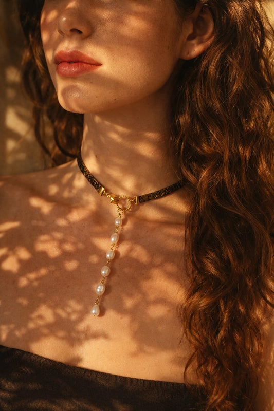 Collier Ras-du-Cou à Pendentif Goutte de Perle – Finition Dorée