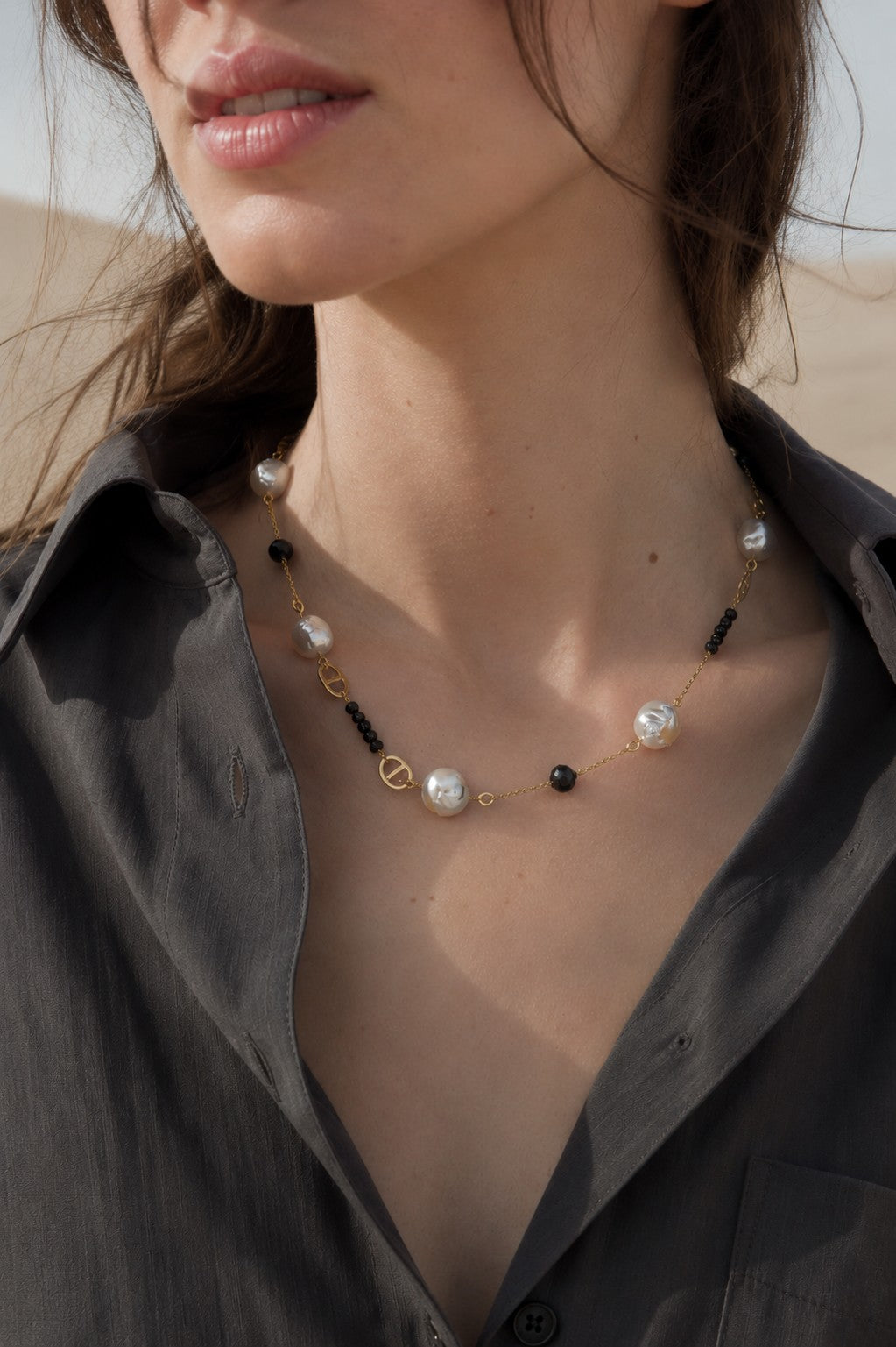 Collier doré avec perles et perles noires | Acier inoxydable, perles d’eau douce & perles de verre | Ajustable
