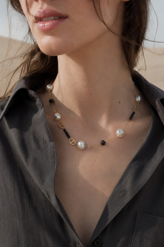 Collar dorado con perlas y cuentas negras | acero inoxidable, perlas de agua dulce y cuentas de vidrio | ajustable
