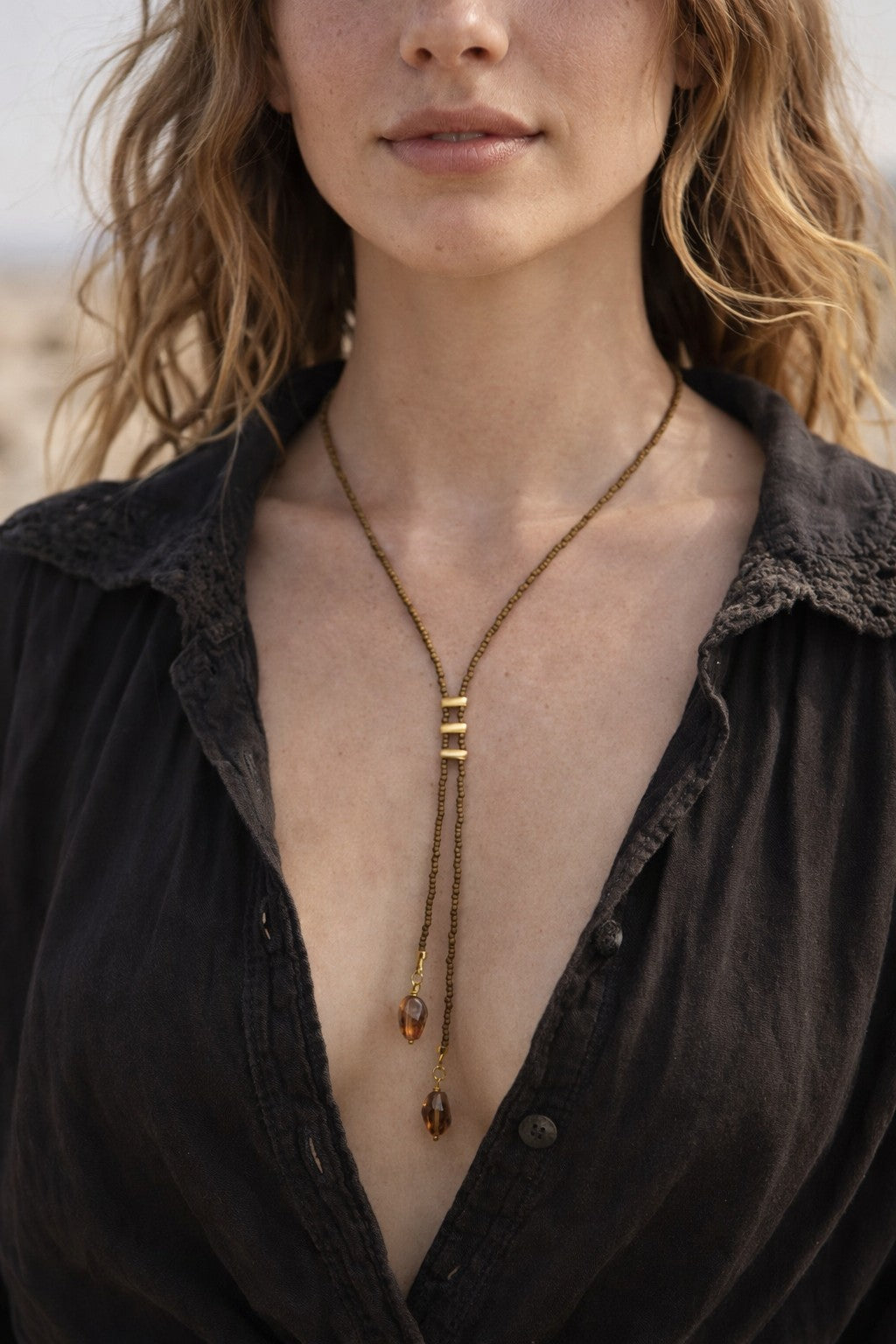 Collar lariat Smoky Amber – Collar tipo lazo de cuentas marrones
