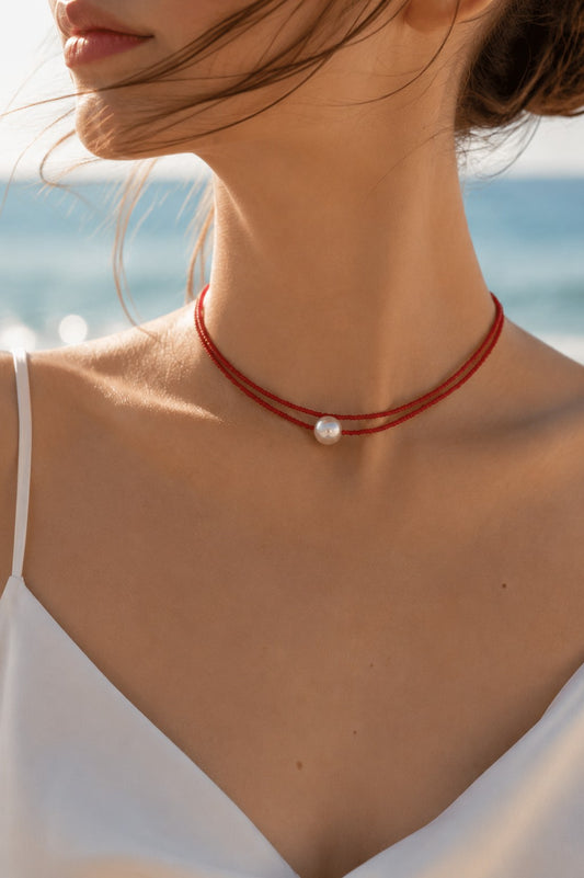 Roter Choker aus Glas-Rocailles mit Perlmutt – Doppelte minimalistische Halskette
