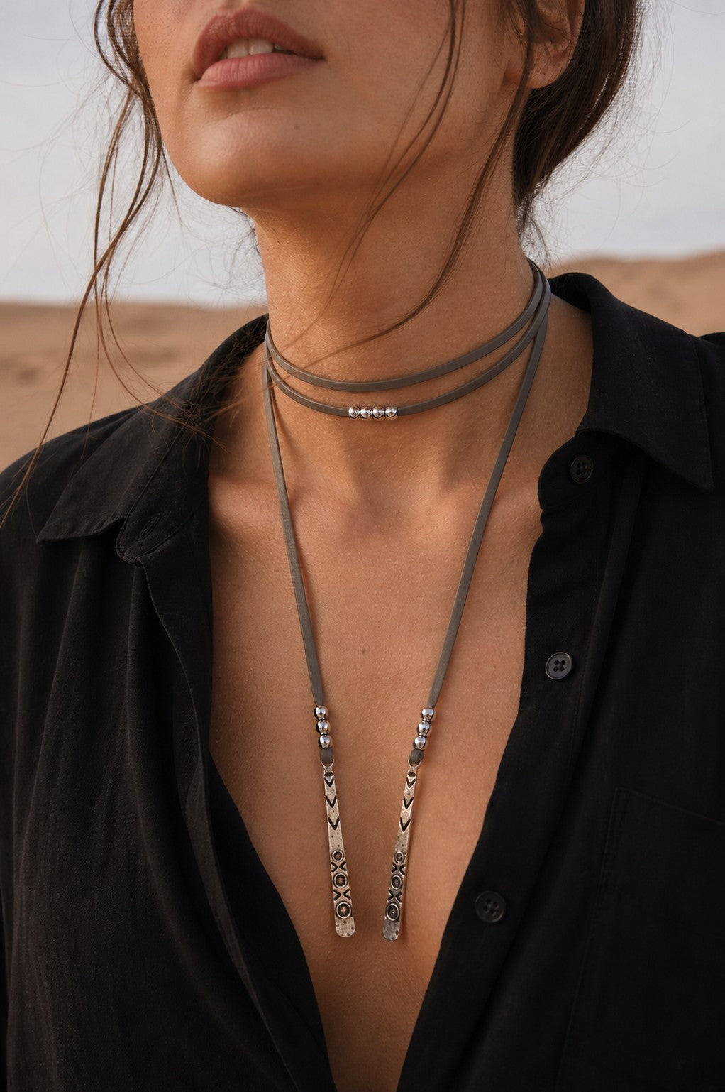 Collier Ras-du-Cou à Enrouler en Cuir Fait Main avec Embouts Métalliques – Bijou Bohème de Festival Ajustable – 3 Couleurs (Noir, Gris, Marron Foncé)

