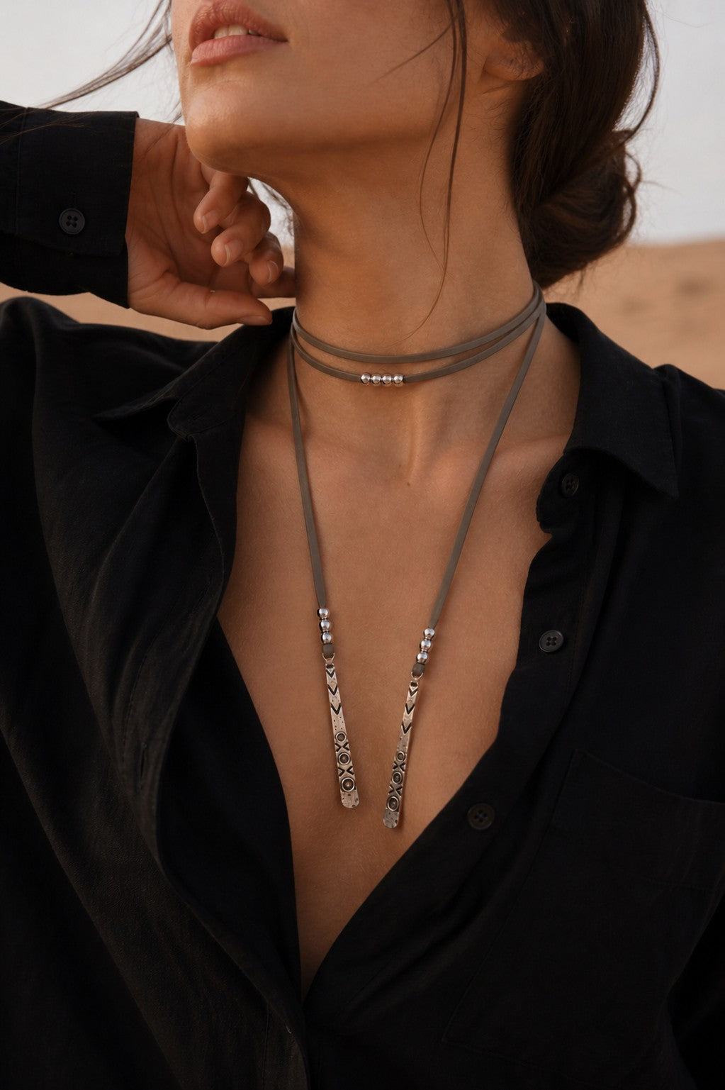 Collier Ras-du-Cou à Enrouler en Cuir Fait Main avec Embouts Métalliques – Bijou Bohème de Festival Ajustable – 3 Couleurs (Noir, Gris, Marron Foncé)
