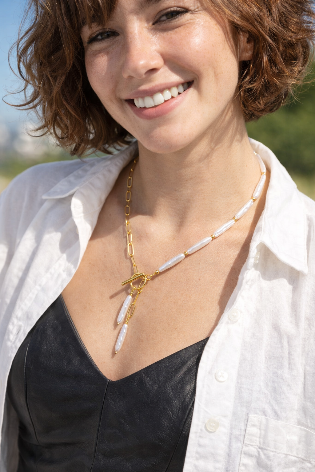 Collier asymétrique doré avec perles | Acier inoxydable et perles bâton d’eau douce | Style baroque moderne
