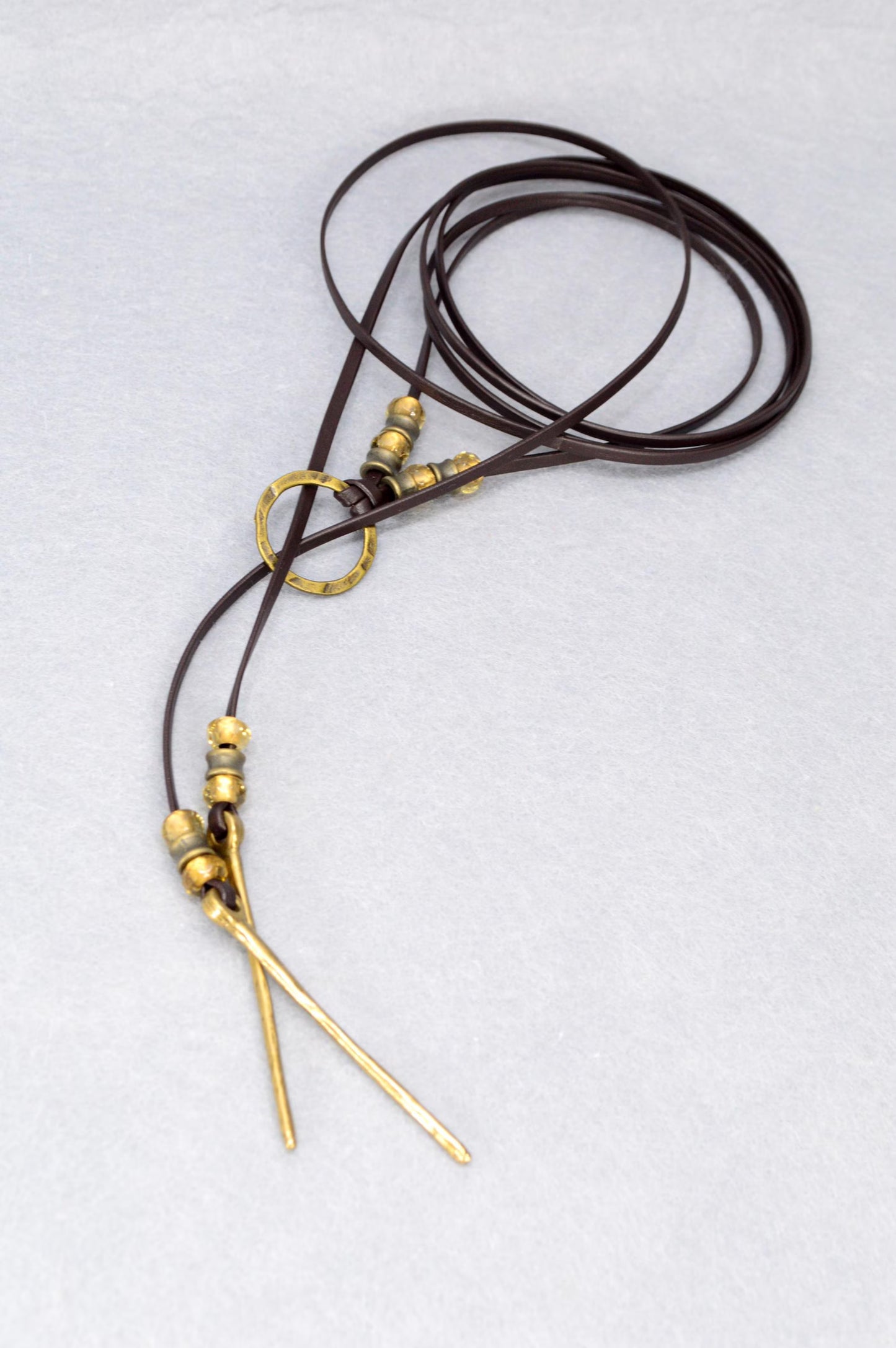 Collier ras du cou en cuir marron foncé, cordon marron foncé avec bronze et verre tchèque
