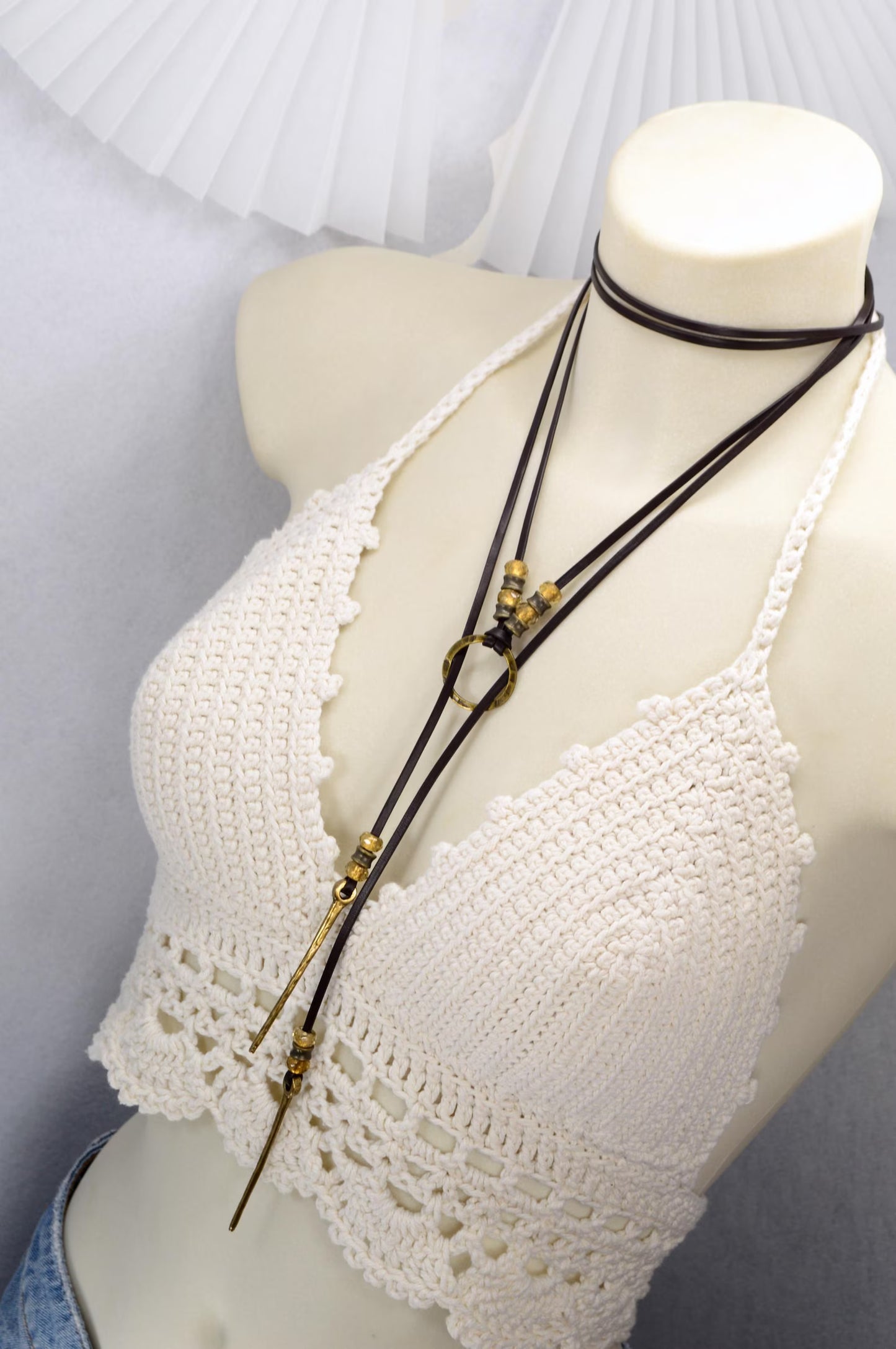 Collier ras du cou en cuir marron foncé, cordon marron foncé avec bronze et verre tchèque
