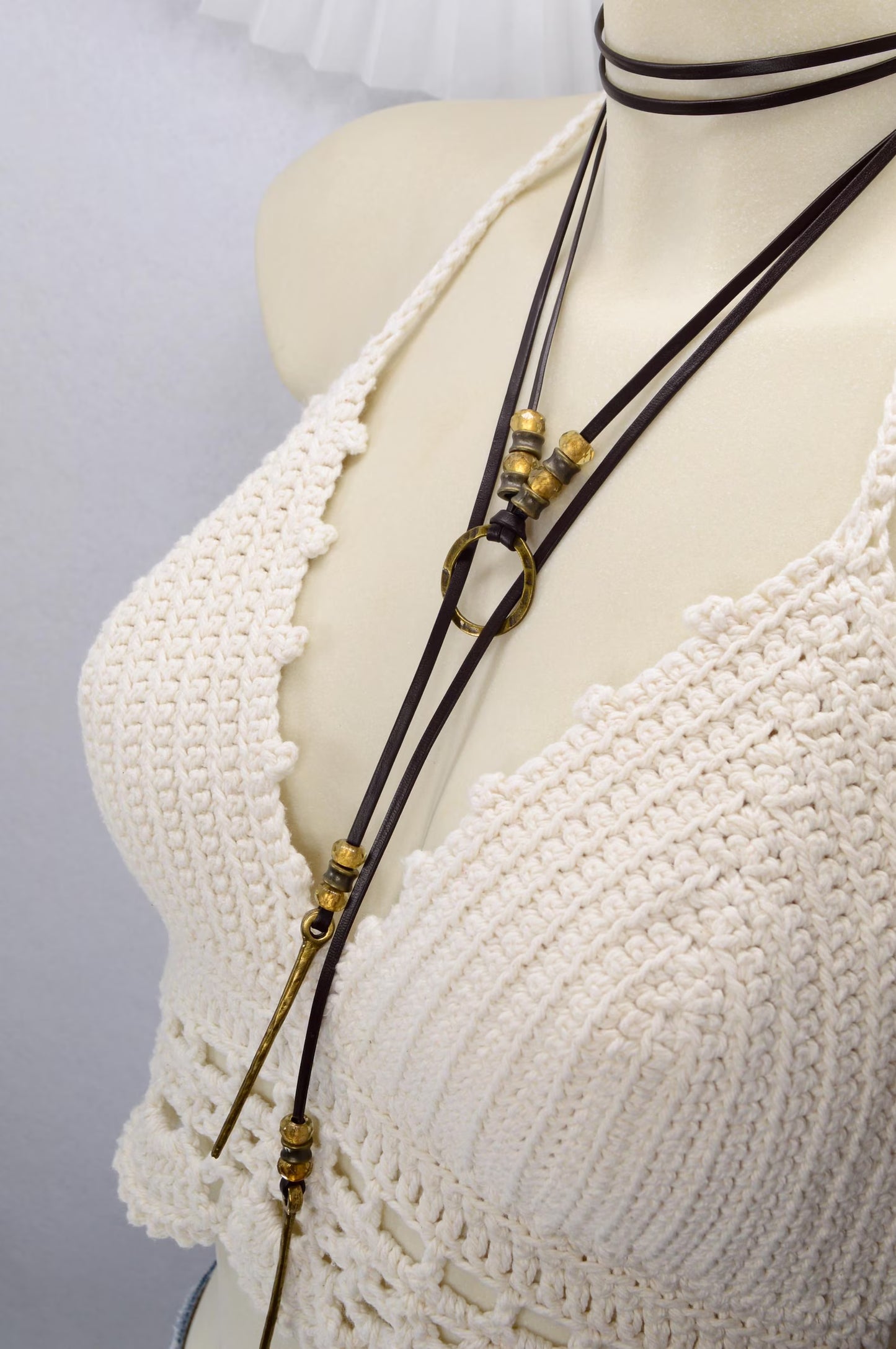 Collier ras du cou en cuir marron foncé, cordon marron foncé avec bronze et verre tchèque
