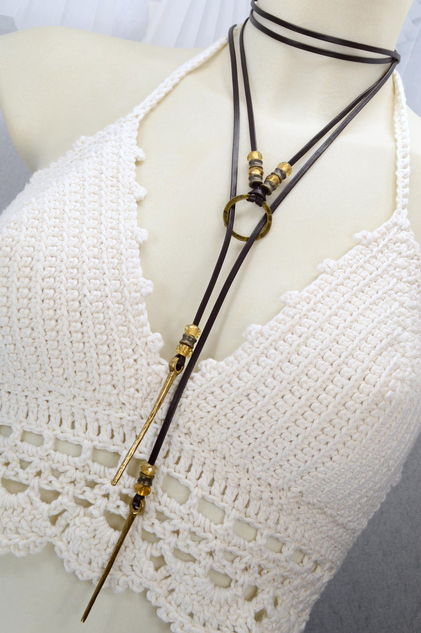 Collier ras du cou en cuir marron foncé, cordon marron foncé avec bronze et verre tchèque
