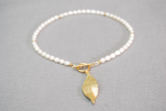 Trendy Freshwater Pearls Choker with Gold Leaf Charm - Elegant Estibela Design Necklace for Business or Evening Outfits