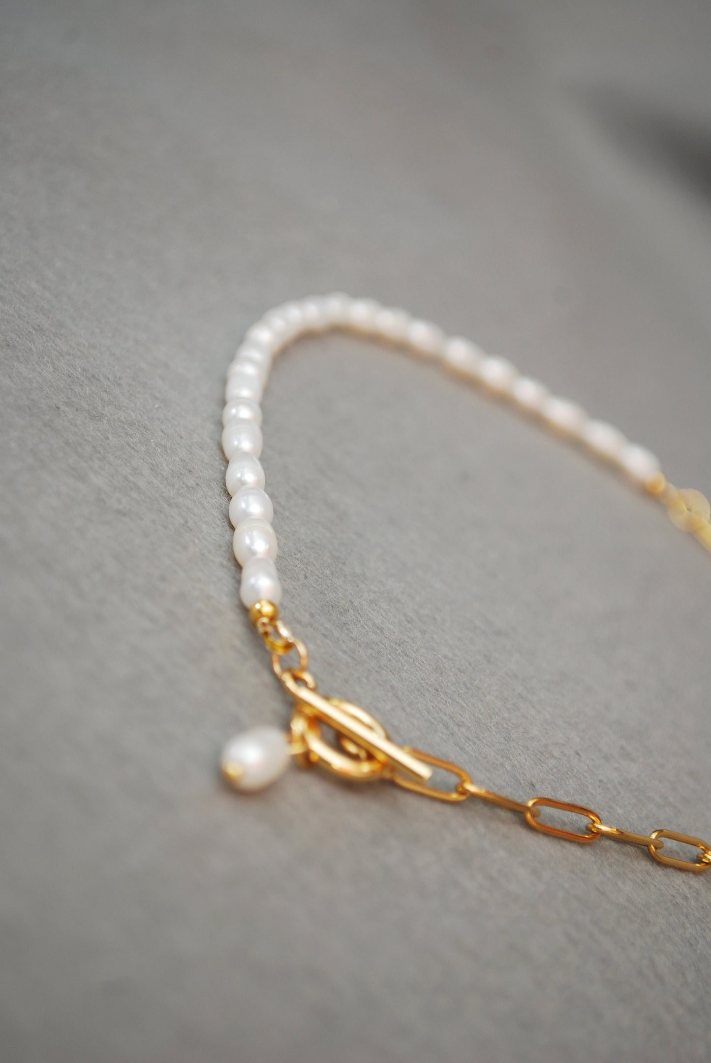 Half Chain & Half Freshwater Pearl Necklace: Elegant Everyday Fine Jewelry, Gold Stainless Steel, 42cm Length - Limited Edition by Estibela.