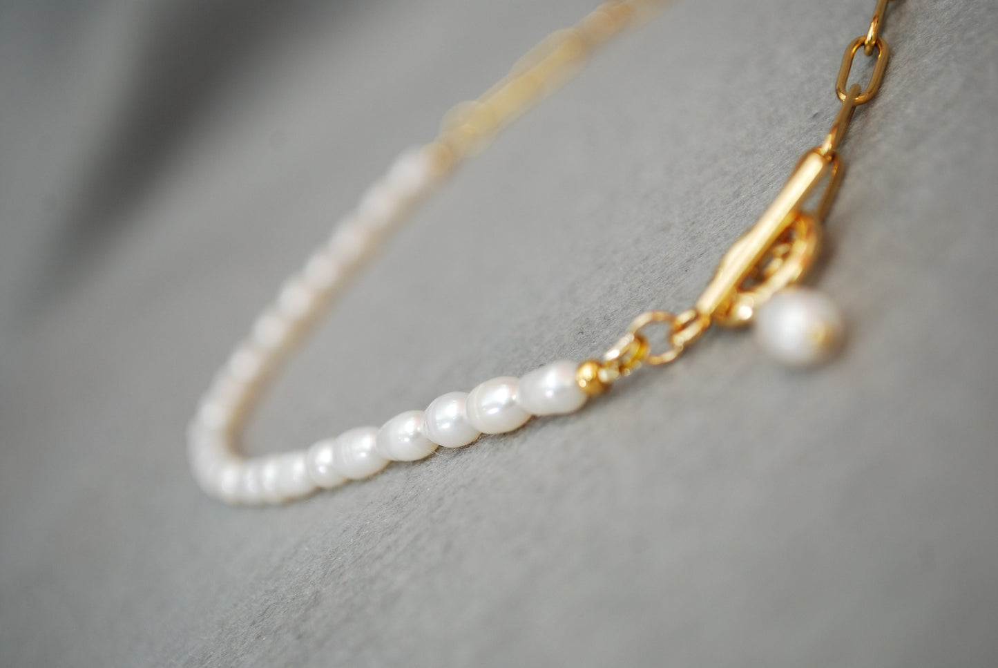 Half Chain & Half Freshwater Pearl Necklace: Elegant Everyday Fine Jewelry, Gold Stainless Steel, 42cm Length - Limited Edition by Estibela.