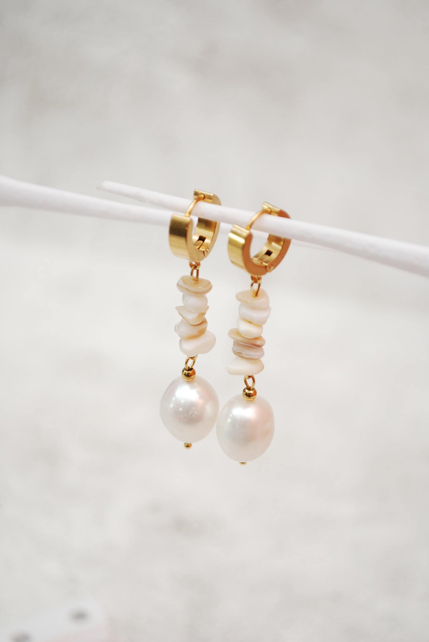 Big freshwater pearl earrings, coral leverback earrings, gold palet earrings, estibela, 5.5cm 2.1"